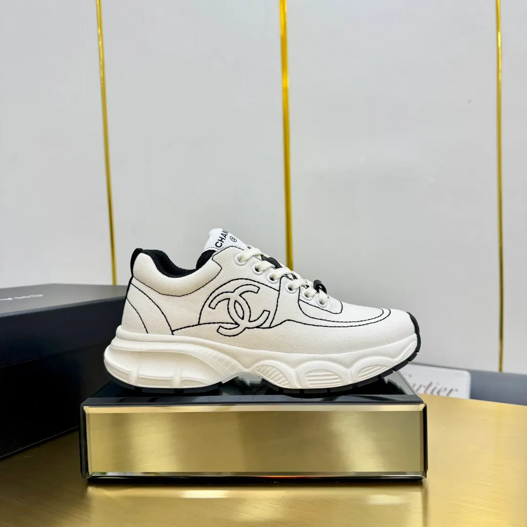 👟👟Ex-factory price 620👟👟 Upgraded version, upgraded version, upgraded version! No rebuttal accepted! ! ! ! Chanel Chanel dad shoes, couples' model for men and women - 2025 top casual sports shoes in the counter. This classic design; the upper is electro-embroidered with various techniques; ❷The inner lining is made of: original Yangli + net ❸The outsole is based on: the original TPU combination outsole. The full set of boutique packaging for women 35–41